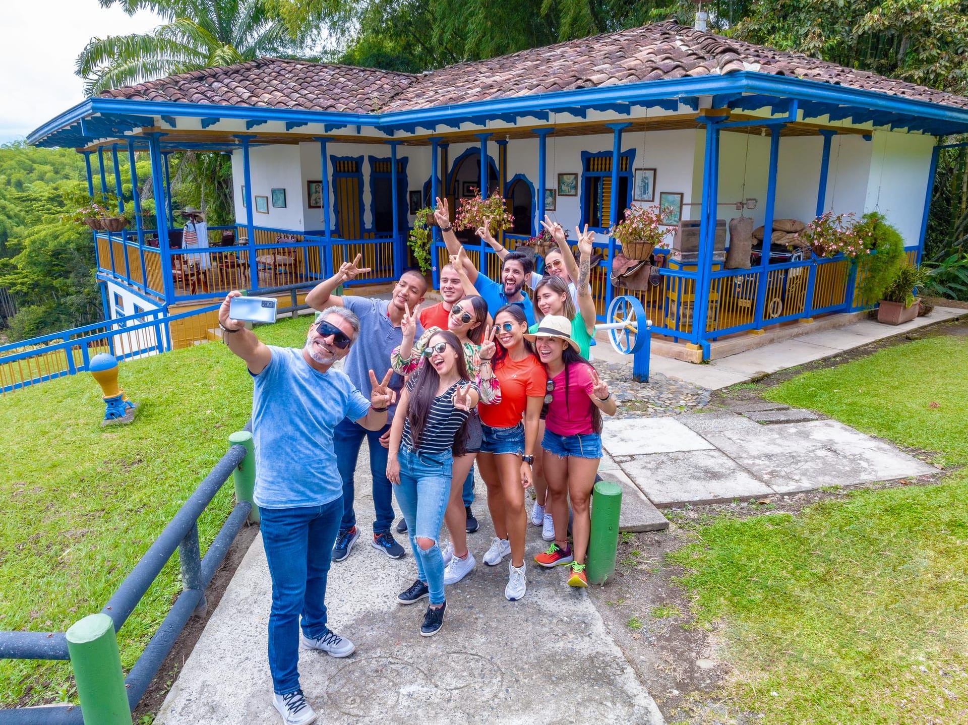 Atracciones del Parque del Café con montañas del Eje Cafetero
