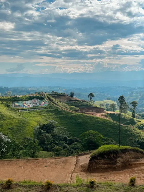 Valle de Cocora con palmas de cera y montañas del Eje Cafetero
